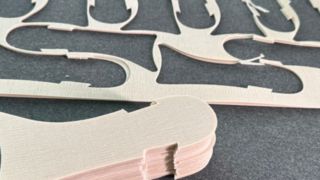 Adhesivo termofusible para entresuelas y materiales superiores de Kevlar: procesamiento de múltiples materiales