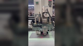 Máquina cortadora CNC con función de punzonado para piezas interiores de automóviles | IBÓN