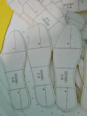 Buen precio Máquina de marcado de calzado controlada por ordenador de alta precisión con área de trabajo de 1200 x 900 mm para la parte superior del calzado y el vamp en línea