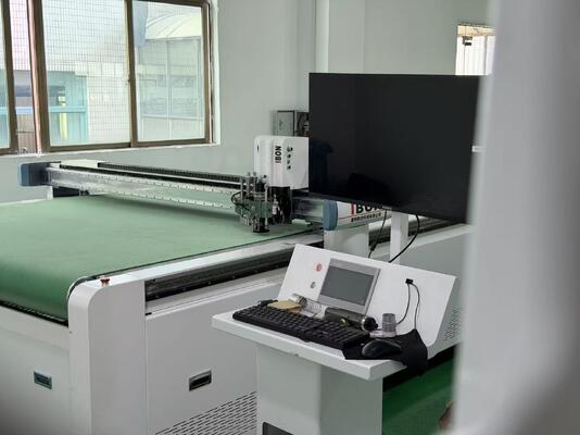 Buen precio Máquina de corte de caja corrugada CNC con herramientas de corte y arrugamiento con cuchillo. No se necesita matrices. Alta precisión para cajas de cartón y embalaje. en línea